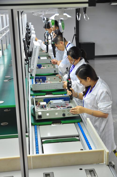 重庆农商行信贷支持重庆微标科技股份发展,图为该公司研发